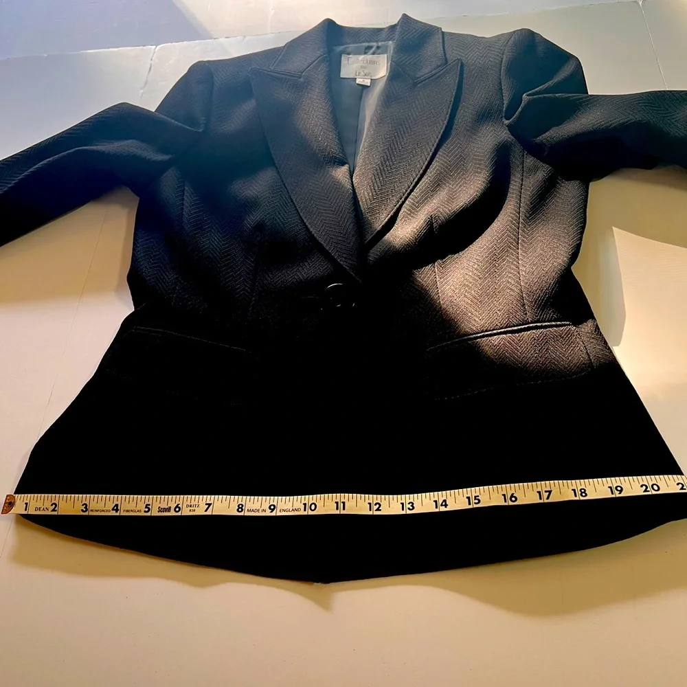 Dark Black One Button Two Pockets Fully Lined Textured Blazer by Le Suit. Size=6